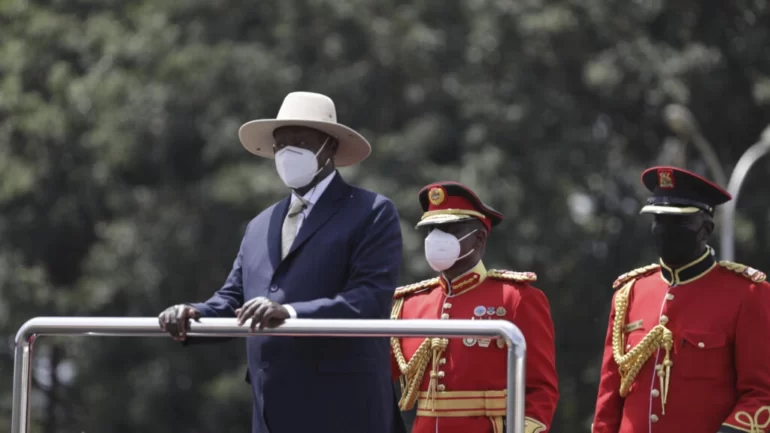 Le président ougandais Yoweri Museveni inspecte la garde d’honneur, pour le 60e anniversaire de l’indépendance, à Kololo, ce dimanche 9 octobre 2022. AP – Hajarah Nalwadda
