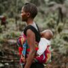 Au cœur du débat sur le portage d&rsquo;enfant en Afrique : Entre racines culturelles et évolution des pratiques