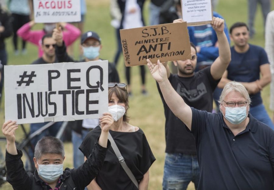 Des centaines d’immigrants dénoncent la fin du PEQ et réclament des droits acquis face à la suppression du programme.